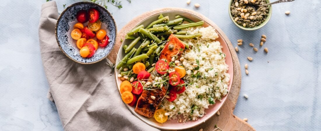 Cheap lunch ideas for work (desk plates under $5, still last until 6)